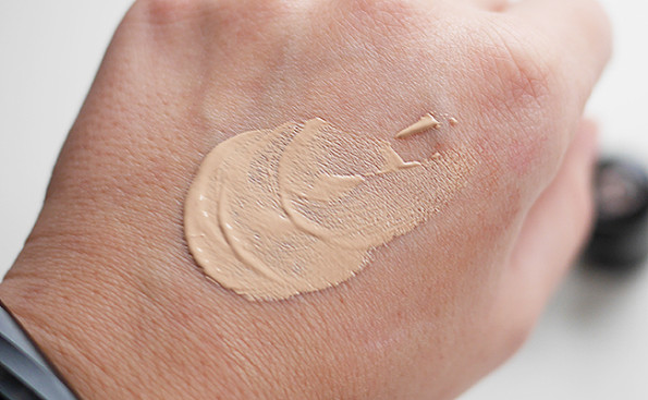 Chanel Les Beiges Healthy Glow Foundation SPF25
