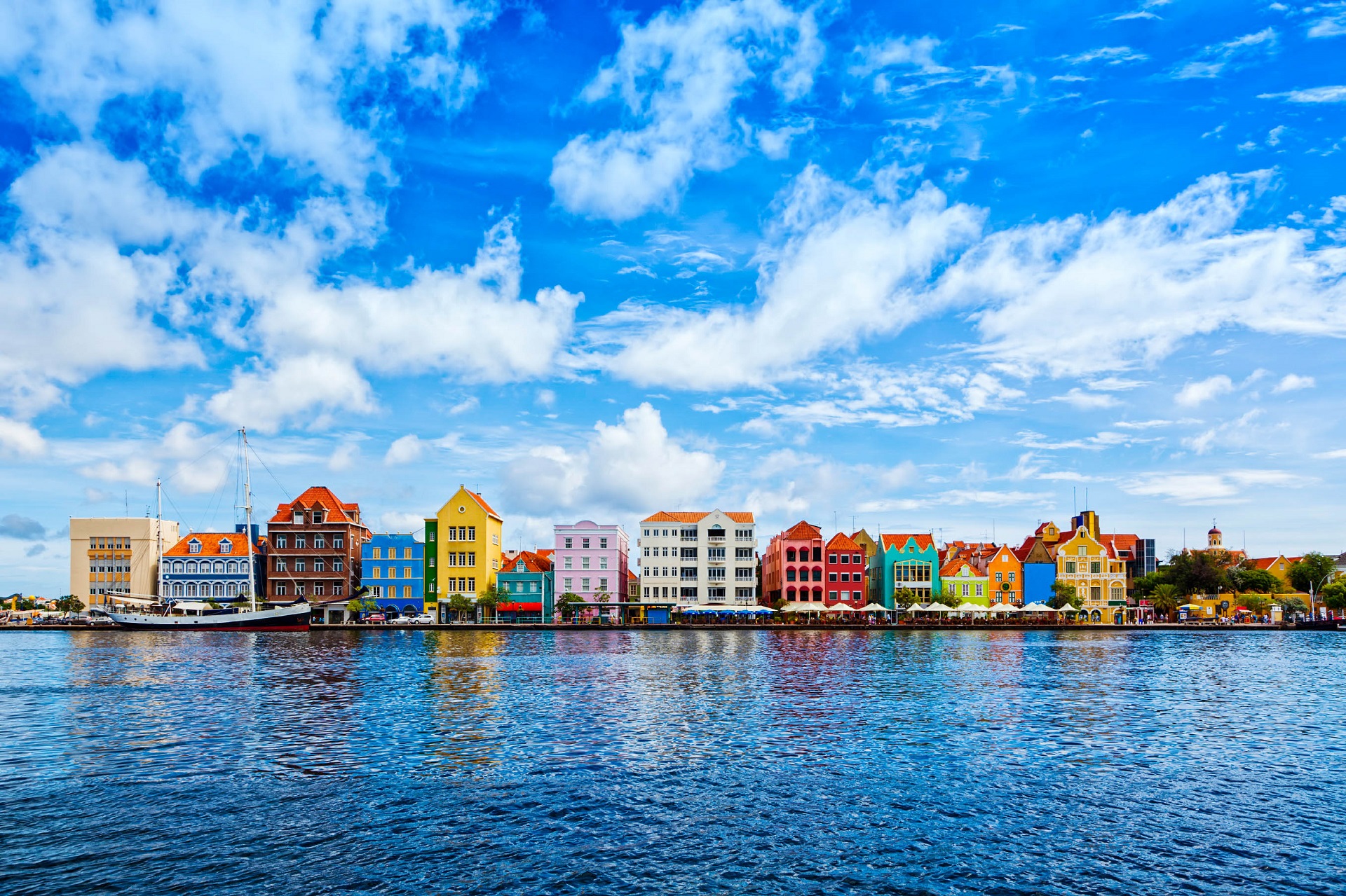 curacao-willemstad-istock_000052999872_large-2-3